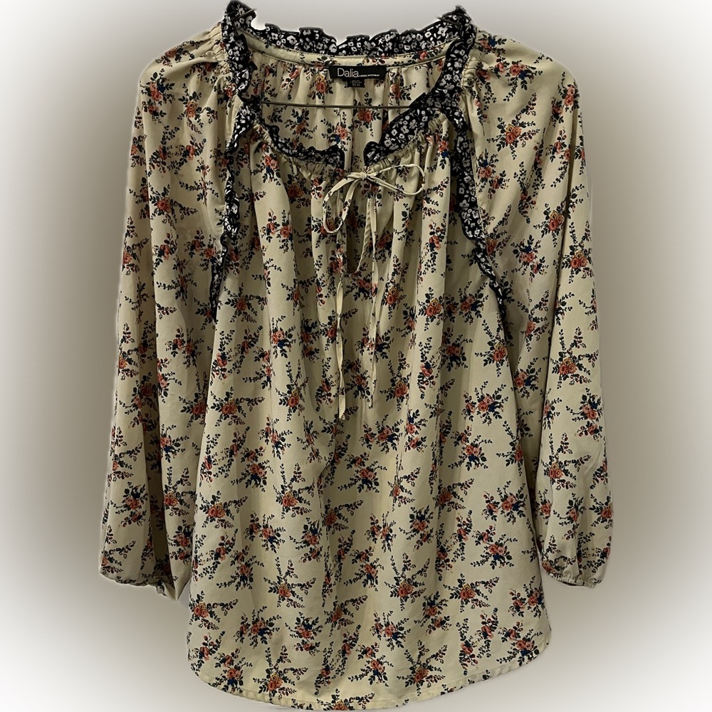 Dalia Women’s Floral Contrasting Trim Blouse, size Medium